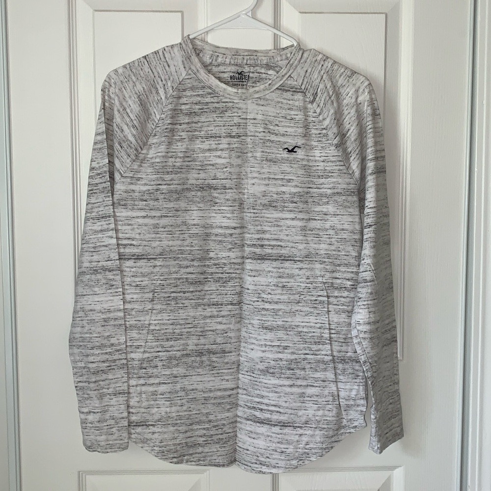 Hollister men’s curved hem tee size Small long sleeve. In good condition
